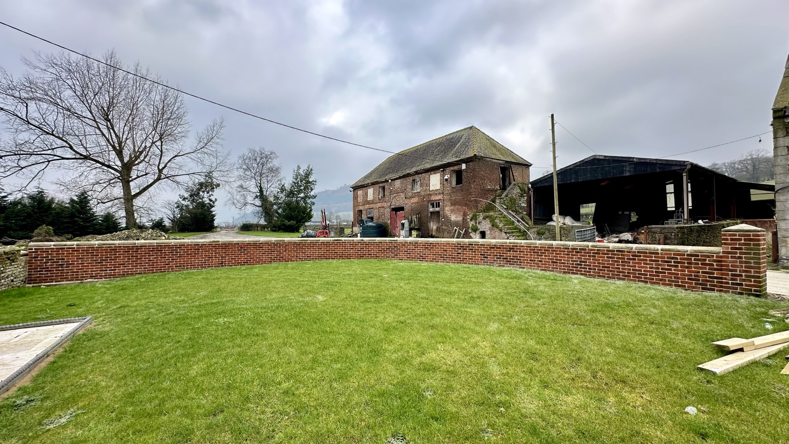 Full finished curved garden wall around the lawn