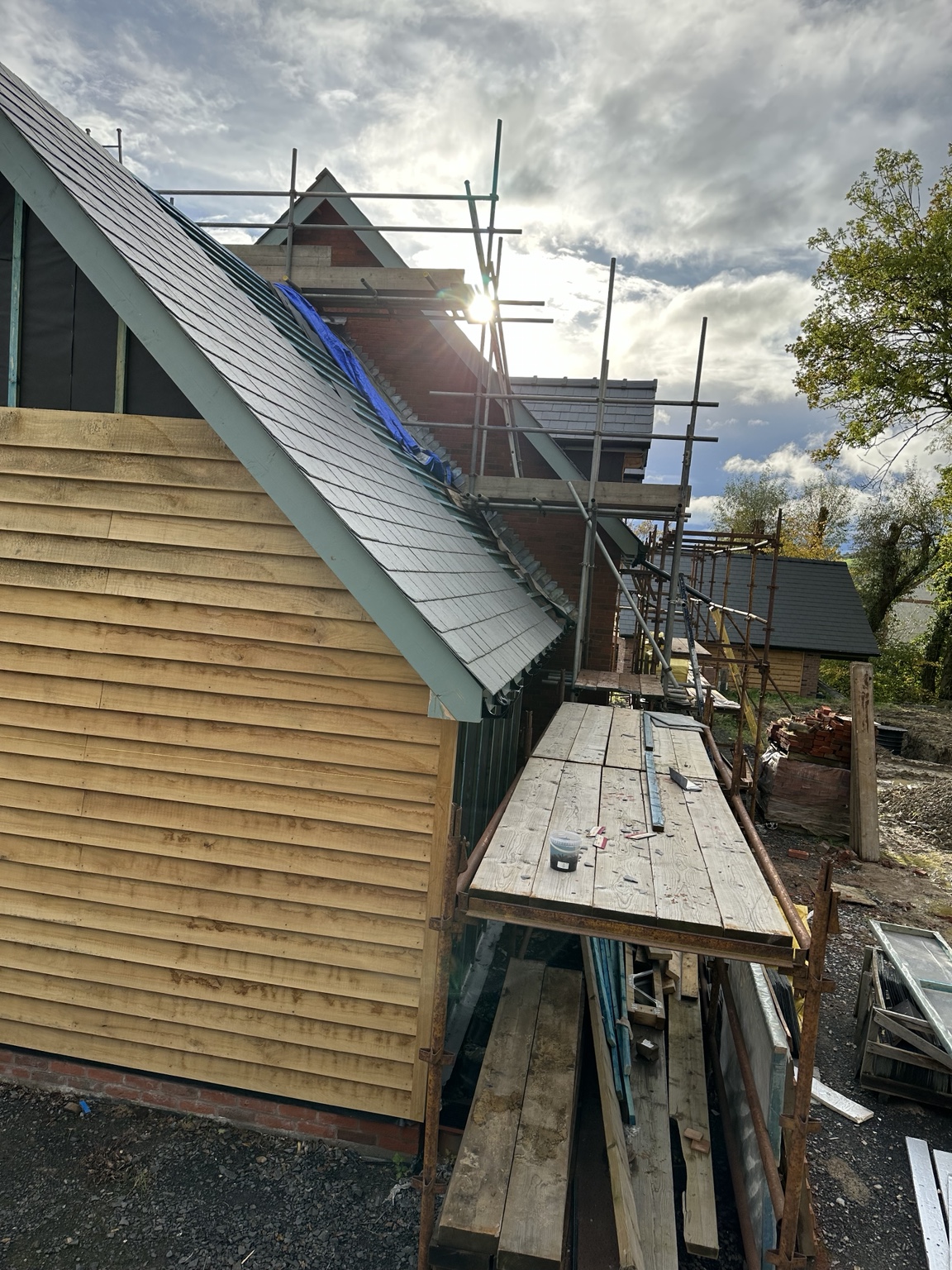 Side view of the oak frame dwelling during construction
